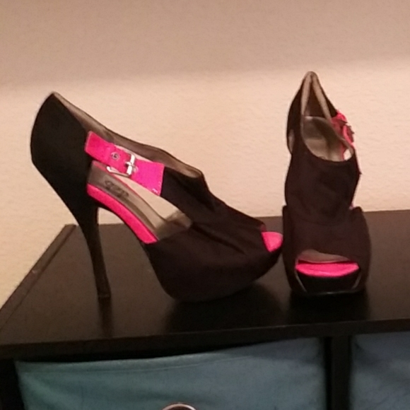 Pink and black heels - Picture 3 of 3